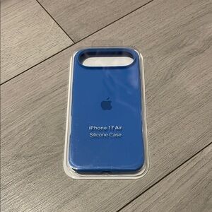 Apple iPhone 17 Air Silicone Cover - Vibrant Blue
